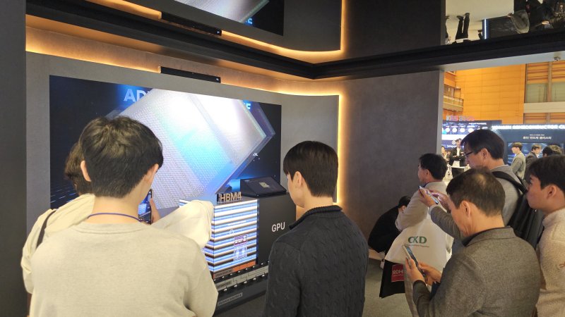 [서울=뉴시스]SK하이닉스는 22일 서울 코엑스에서 개막한 한국반도체산업협회 주최 'SEDEX 2025(제27회 반도체대전)'에 참석해 최신 고대역폭메모리인 'HBM4'와 차세대 서버용 저전력 D램 '소캠(SOCAMM2)' 등을 공개했다. photo@newsis.com