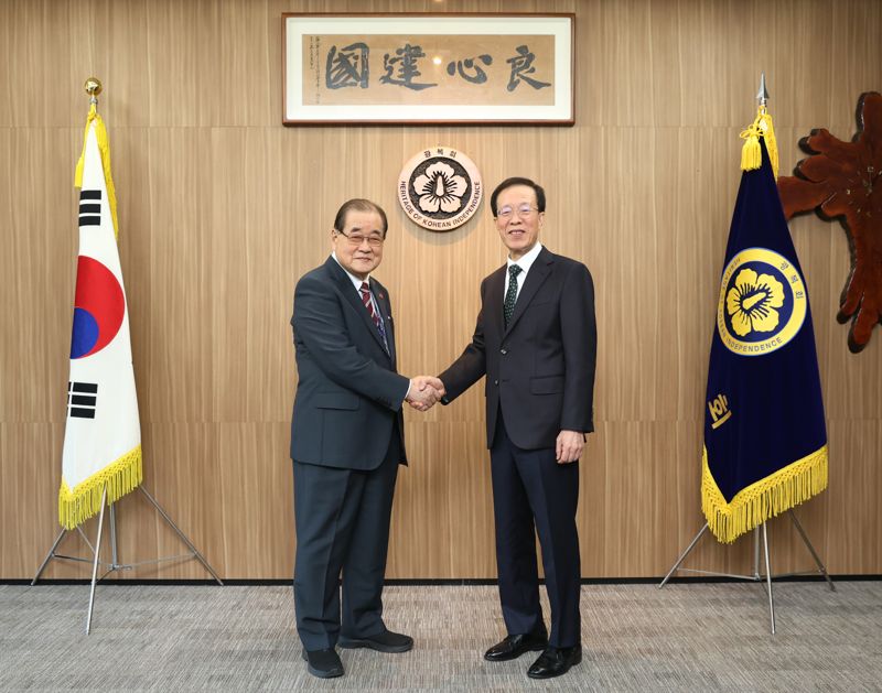 22일 이석연 대통령직속 국민통합위원장(오른쪽)이 이종찬 광복회장을 만나 악수를 하고있다. 대통령직속 국민통합위원회 제공