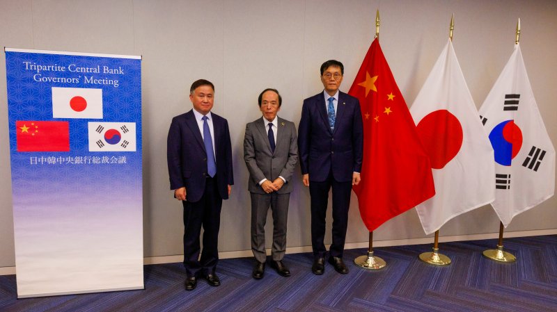 이창용 한국은행 총재가 15일(현지시간) 미국 워싱턴 D.C에서 열린 '제14차 한중일 중앙은행총재 회의'에서 판궁성 중국인민은행 총재(왼쪽), 우에다 카즈오 일본은행 총재(가운데)와 함께 기념 촬영을 하고 있다. (한국은행 제공. 재판매 및 DB 금지) 2025.10.16/뉴스1