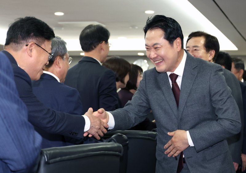 [서울=뉴시스] 김금보 기자 = 장동혁 국민의힘 대표가 22일 서울 여의도 중소기업중앙회에서 열린 중소기업인 간담회에서 참석자들과 악수를 하고 있다. 2025.10.22. kgb@newsis.com