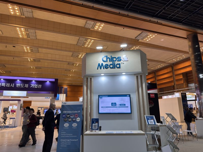 22일 서울 강남구 코엑스에서 개막한 '제27회 반도체대전(SEDEX 2025)' D홀에 자리한 칩스앤미디어 부스. 사진=신지민 기자