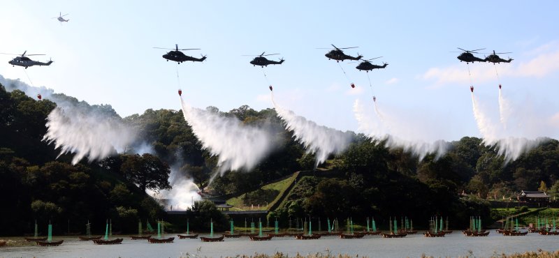 [공주=뉴시스] 강종민 기자 = 22일 충남 공주시 금강변에서 열린 2025 산불진화 통합훈련에서 산불진화헬기들이 방수하고 있다. 2025.10.22. ppkjm@newsis.com
