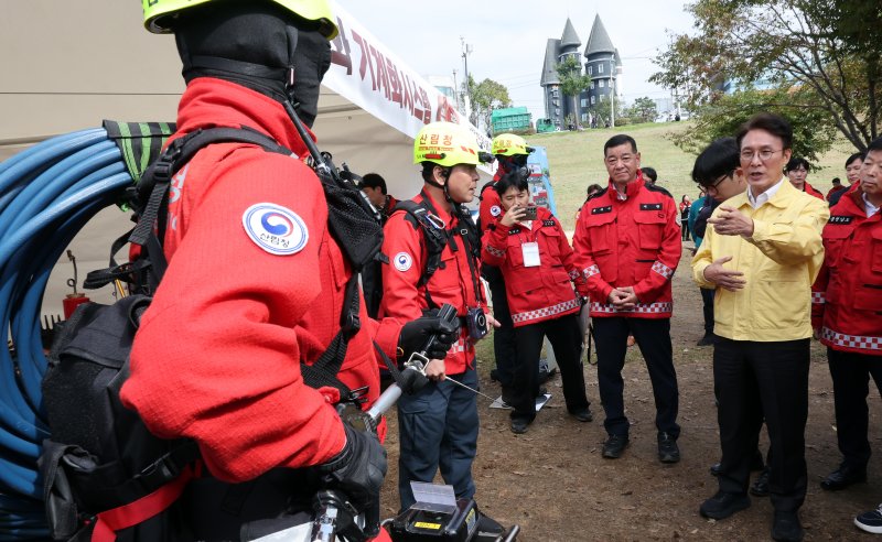 [공주=뉴시스] 강종민 기자 = 김민석 국무총리가 22일 충남 공주시 금강변에서 열린 2025 산불진화 통합훈련을 찾아 산불진화 장비를 살펴보고 있다. 2025.10.22. ppkjm@newsis.com