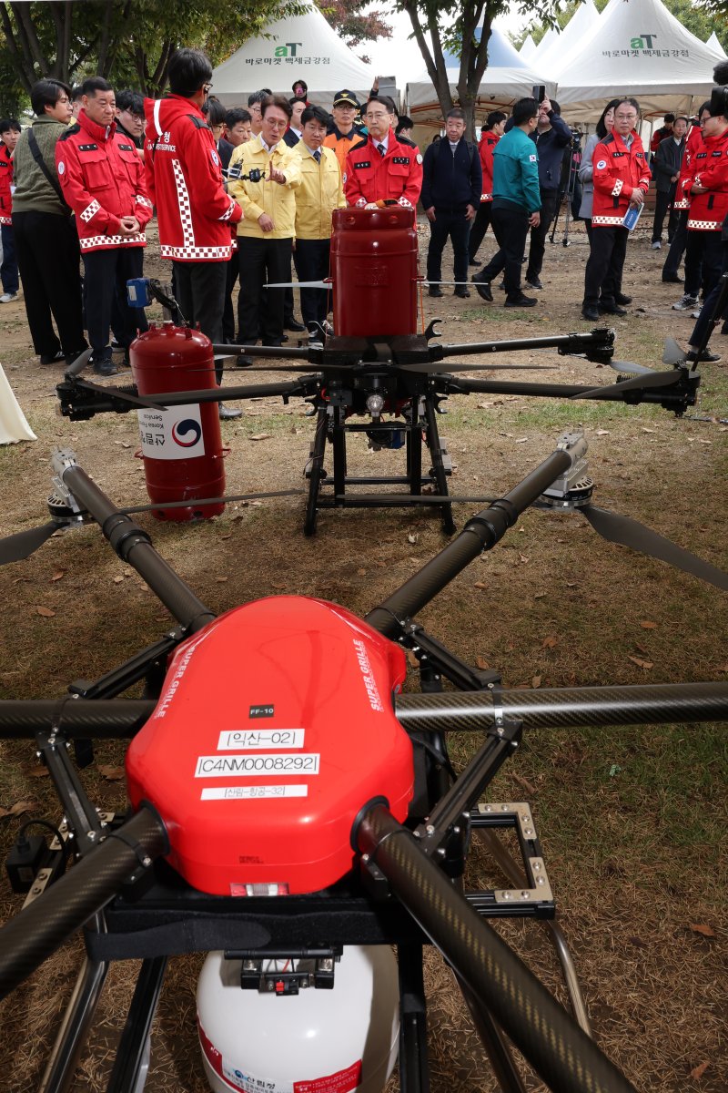 [공주=뉴시스] 강종민 기자 = 김민석 국무총리가 22일 충남 공주시 금강변에서 열린 2025 산불진화 통합훈련을 찾아 산불진화 드론을 살펴보고 있다. 2025.10.22. ppkjm@newsis.com