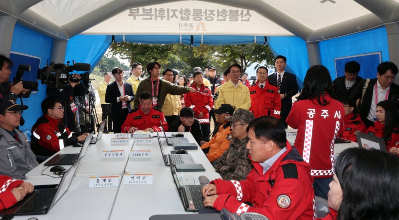 [공주=뉴시스] 강종민 기자 = 김민석 국무총리가 22일 충남 공주시 금강변에서 열린 2025 산불진화 통합훈련을 찾아 산불현장통합지휘본부를 살펴보고 있다. 2025.10.22. ppkjm@newsis.com