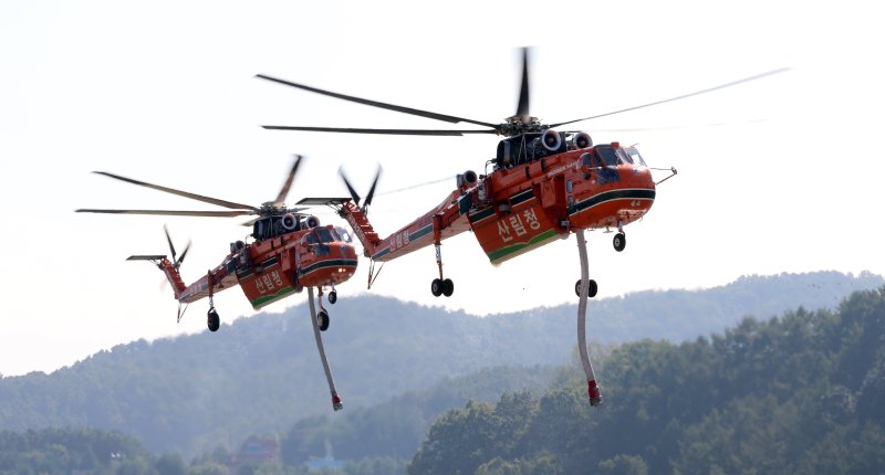 [공주=뉴시스] 강종민 기자 = 22일 충남 공주시 금강변에서 열린 2025 산불진화 통합훈련에서 산불진화헬기들이 이동하고 있다. 2025.10.22. ppkjm@newsis.com