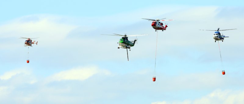 [공주=뉴시스] 강종민 기자 = 22일 충남 공주시 금강변에서 열린 2025 산불진화 통합훈련에서 산불진화헬기들이 이동하고 있다. 2025.10.22. ppkjm@newsis.com