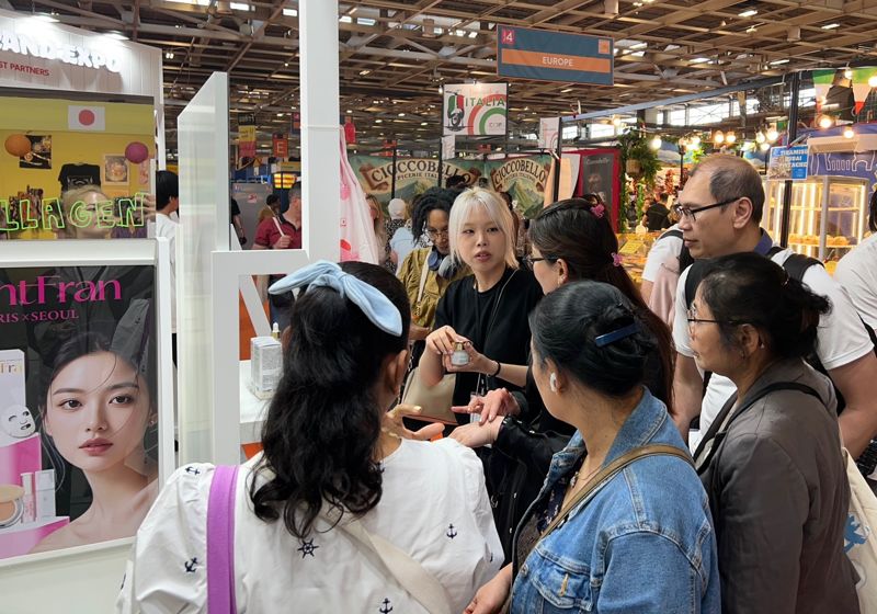 지난 4월 30일부터 5월 11일까지 열린 '프랑스 파리 종합 전시회'에 참석한 한국 뷰티 기업이 홍보관을 운영하고 있다. 롯데 제공