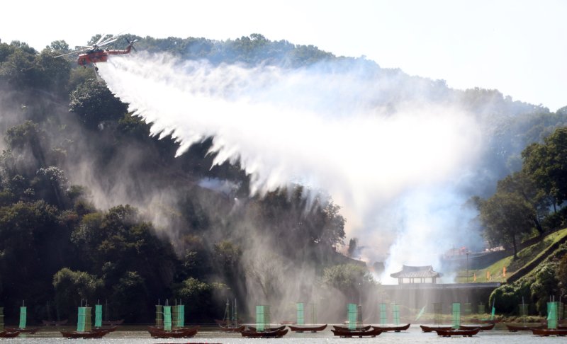 [공주=뉴시스] 강종민 기자 = 22일 충남 공주시 금강변에서 열린 2025 산불진화 통합훈련에서 산불진화헬기들이 방수하고 있다. 2025.10.22. ppkjm@newsis.com
