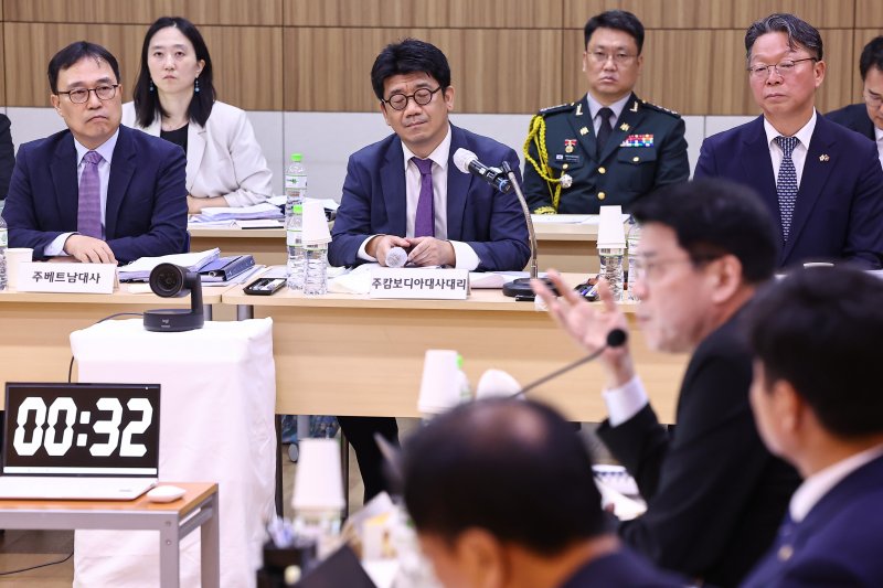 김현수 주캄보디아 대사대리가 22일(현지시간) 캄보디아 프놈펜 주캄보디아 한국 대사관에서 열린 외교통일위원회 주캄보디아대사관·주베트남대사관·주태국대사관·주라오스대사관에 대한 국정감사에 출석해 의원 질의를 듣고 있다. 2025.10.22/뉴스1 ⓒ News1 김도우 기자