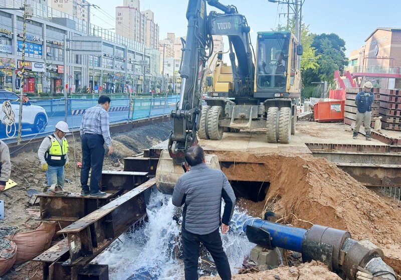 광주 북구 풍향동 상수관 파열 (출처=연합뉴스)