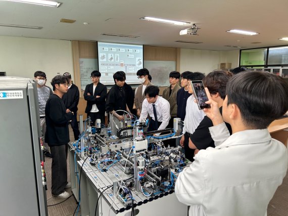 [사진= DBSA 최종 프로젝트 시연(DB하이텍 현직자 참관) /제공= 인천인력개발원]