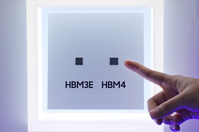 지난해 10월 22일 서울 강남구 코엑스에서 열린 '반도체대전(SEDEX) 2025'에서 삼성전자가 공개한 HBM4와 HBM3E 실물. 연합뉴스