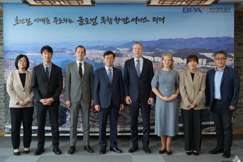 [부산=뉴시스] 페이터 반 더 블리트(Peter van der Vliet) 주한 네덜란드 대사 일행이 22일 부산항만공사 본사를 방문해 BPA와 항만·물류 분야의 상호 협력 관계를 논의했다. (사진=부산항만공사 제공) 2025.10.22. photo@newsis.com *재판매 및 DB 금지