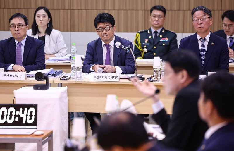 김현수 주캄보디아 대사대리가 22일(현지시간) 캄보디아 프놈펜 주캄보디아 한국 대사관에서 열린 외교통일위원회 주캄보디아대사관·주베트남대사관·주태국대사관·주라오스대사관에 대한 국정감사에 출석해 의원 질의를 듣고 있다. 2025.10.22/뉴스1 ⓒ News1 김도우 기자