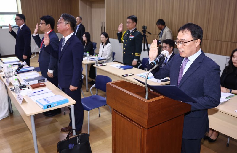 최영삼 주베트남대사, 박용민 주태국대사, 정영수 주라오스대사, 김현수 주캄보디아 대사대리가 22일(현지시간) 캄보디아 프놈펜 주캄보디아 한국 대사관에서 열린 외교통일위원회 주캄보디아대사관·주베트남대사관·주태국대사관·주라오스대사관에 대한 국정감사에 출석해 증인선서를 하고 있다. 2025.10.22/뉴스1 ⓒ News1 김도우 기자