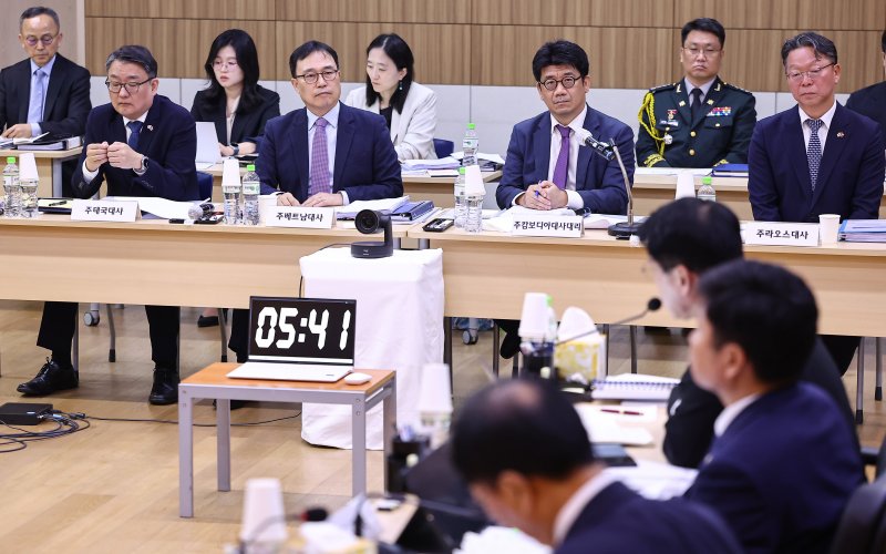 박용민 주태국대사(왼쪽부터), 최영삼 주베트남대사,김현수 주캄보디아 대사대리, 정영수 주라오스대사가 22일(현지시간) 캄보디아 프놈펜 주캄보디아 한국 대사관에서 열린 외교통일위원회 주캄보디아대사관·주베트남대사관·주태국대사관·주라오스대사관에 대한 국정감사에 출석해 의원 질의를 듣고 있다. 2025.10.22/뉴스1 ⓒ News1 김도우 기자