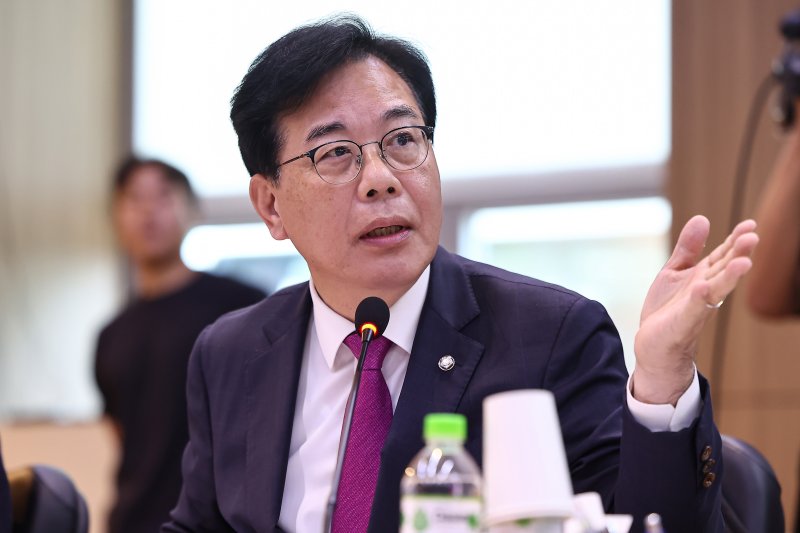 송언석 국민의힘 원내대표가 22일(현지시간) 캄보디아 프놈펜 주캄보디아 한국 대사관에서 열린 외교통일위원회 주캄보디아대사관·주베트남대사관·주태국대사관·주라오스대사관에 대한 국정감사에서 질의를 하고 있다. 2025.10.22/뉴스1 ⓒ News1 김도우 기자