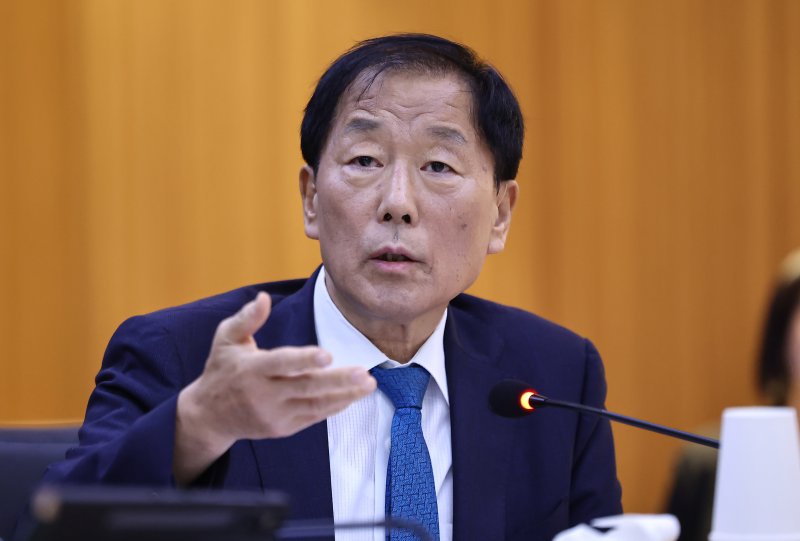 윤후덕 의원이 22일(현지시간) 캄보디아 프놈펜 주캄보디아 한국 대사관에서 열린 외교통일위원회 주캄보디아대사관·주베트남대사관·주태국대사관·주라오스대사관에 대한 국정감사에서 질의를 하고 있다. 2025.10.22/뉴스1 ⓒ News1 김도우 기자