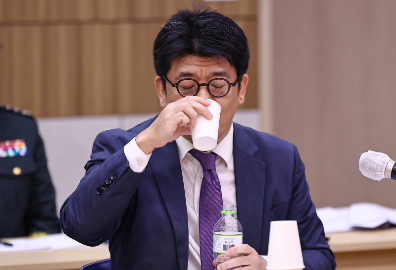 김현수 주캄보디아 대사대리가 22일(현지시간) 캄보디아 프놈펜 주캄보디아 한국 대사관에서 열린 외교통일위원회 주캄보디아대사관·주베트남대사관·주태국대사관·주라오스대사관에 대한 국정감사에 출석해 물을 마시고 있다. 2025.10.22/뉴스1 ⓒ News1 김도우 기자