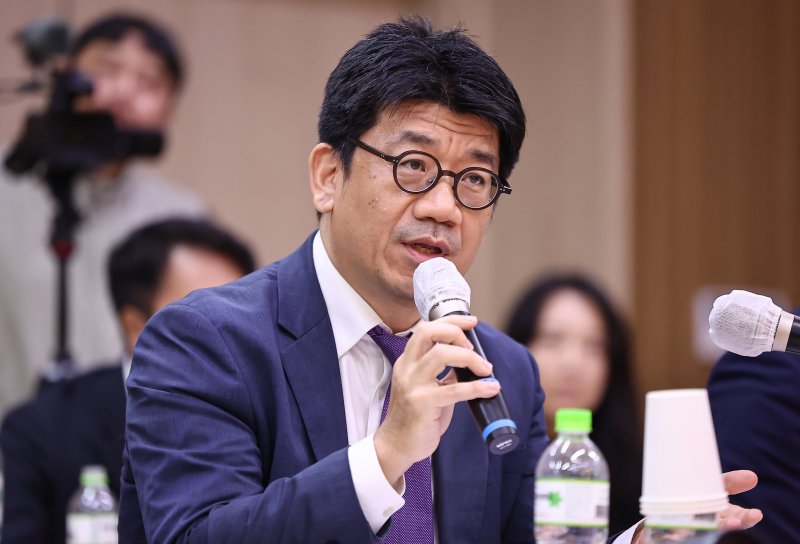 김현수 주캄보디아 대사대리가 22일(현지시간) 캄보디아 프놈펜 주캄보디아 한국 대사관에서 열린 외교통일위원회 주캄보디아대사관·주베트남대사관·주태국대사관·주라오스대사관에 대한 국정감사에 출석해 의원 질의에 답하고 있다. 2025.10.22/뉴스1 ⓒ News1 김도우 기자