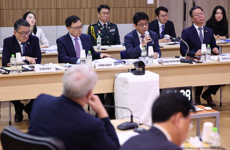 김현수 주캄보디아 대사대리가 22일(현지시간) 캄보디아 프놈펜 주캄보디아 한국 대사관에서 열린 외교통일위원회 주캄보디아대사관·주베트남대사관·주태국대사관·주라오스대사관에 대한 국정감사에 출석해 증인선서를 하고 있다. 2025.10.22/뉴스1 ⓒ News1 김도우 기자