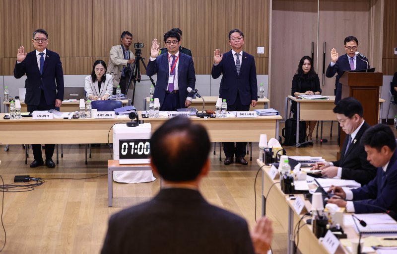 박용민 주태국대사(왼쪽부터), 김현수 주캄보디아 대사대리, 정영수 주라오스대사, 최영삼 주베트남대사가 22일(현지시간) 캄보디아 프놈펜 주캄보디아 한국 대사관에서 열린 외교통일위원회 주캄보디아대사관·주베트남대사관·주태국대사관·주라오스대사관에 대한 국정감사에 출석해 증인선서를 하고 있다. 2025.10.22/뉴스1 ⓒ News1 김도우 기자