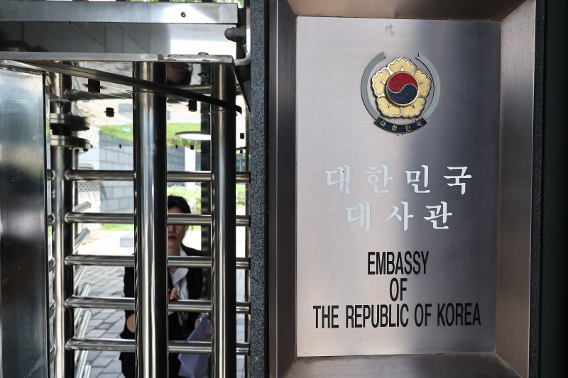 22일(현지시간) 캄보디아 프놈펜 주캄보디아 한국 대사관에서 동남아 지역 내 한국인 대상 범죄 급증 실태 및 대사관 대응 체계 등이 집중적으로 다뤄질 국회 외통위 현장 국장감사가 열렸다. 사진은 이날 주캄보디아 한국 대사관. 2025.10.22/뉴스1 ⓒ News1 김도우 기자