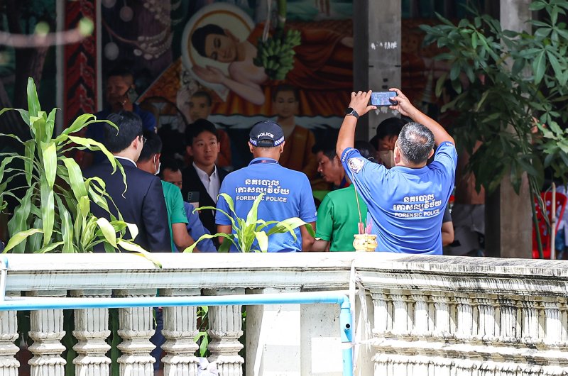 국립과학수사연구원 부검의, 담당 수사관, 캄보디아 측 경찰 관계자들이 20일(현지시간) 캄보디아 프놈펜 턱틀라사원에서 지난 8월 보코산 지역의 온라인스캠범죄단지에 감금돼 고문 끝에 숨진 대학생 박모씨의 시신 부검을 마치고 화장 절차를 지켜보고 있다. 2025.10.20/뉴스1 ⓒ News1 김도우 기자