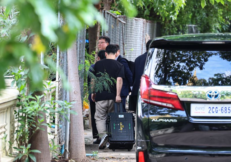 국립과학수사연구원 부검의, 담당 수사관 등이 20일(현지시간) 캄보디아 프놈펜 턱틀라사원에서 지난 8월 보코산 지역의 온라인스캠범죄단지에 감금돼 고문 끝에 숨진 대학생 박모씨의 시신을 부검하기 위해 안치실로 들어가고 있다. 2025.10.20/뉴스1 ⓒ News1 김도우 기자