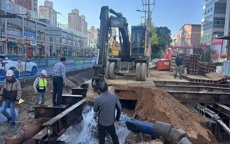 [광주=뉴시스] 22일 오후 2시께 광주 북구 풍향동 도시철도 2호선 공사현장 주변에서 상수도관이 파열돼 당국이 조치에 나서고 있다. (사진=광주 북구 제공) 2025.10.22. photo@newsis.com *재판매 및 DB 금지