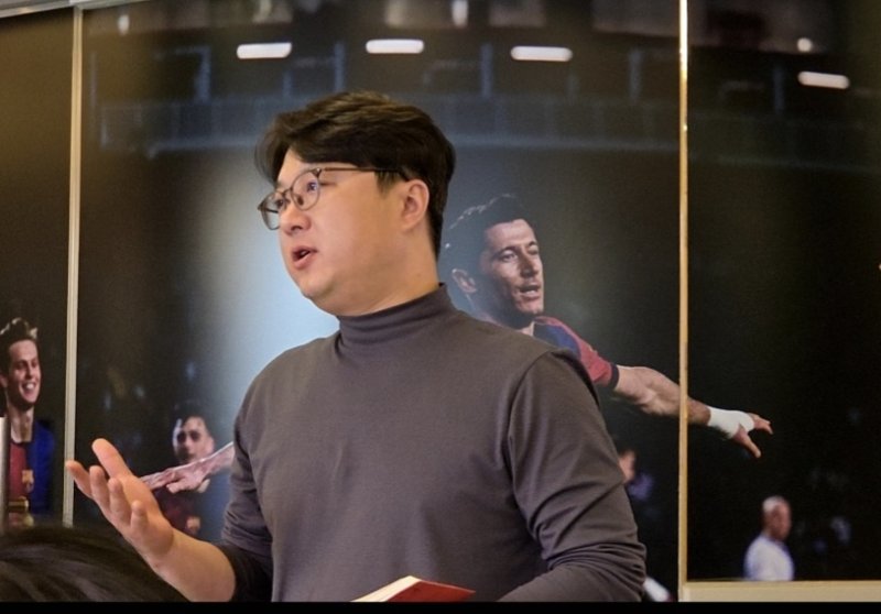 [서울=뉴시스] BBQ의 연구개발(R&D)센터인 세계식문화과학기술원 장낙훈 상품개발팀장은 22일 서울 BBQ 청계광장점에서 신제품 '뿜치킹' 개발 과정에 대해 설명하고 있다. photo@newsis.com