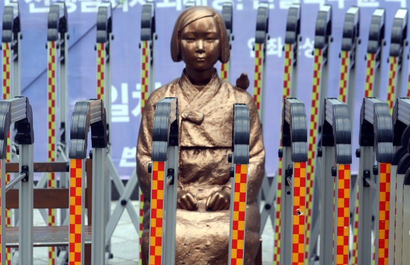 [서울=뉴시스] 조성봉 기자 = 9일 서울 종로구 주한일본대사관 인근 평화의 소녀상 주위에 경찰의 안전펜스가 설치되어 있다. 이날 정의기억연대 등 시민사회단체 회원들은 제11차 세계 일본군 ‘위안부’ 기림일 맞이 세계연대집회 및 제1608차 일본군 성노예제 문제해결을 위한 정기수요시위를 개최했다. 2023.08.09. suncho21@newsis.com