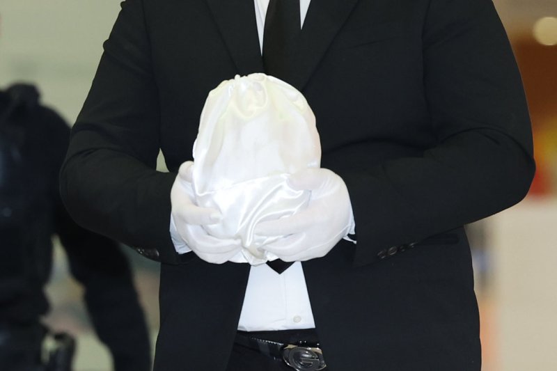 [인천공항=뉴시스] 권창회 기자 = 캄보디아 범죄단지에서 고문을 당해 숨진 한국인 대학생 A(22)씨의 유해가 21일 오전 인천국제공항 2터미널을 통해 송환되고 있다. 2025.10.21. kch0523@newsis.com