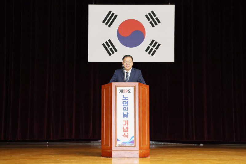 [창원=뉴시스] 강경국 기자 = 장금용 경남 창원시장 권한대행이 22일 진해문화센터 실내체육관에서 열린 제29회 노인의 날 진해지회 행사에서 축사를 하고 있다. (사진=창원시청 제공). 2025.10.22. photo@newsis.com *재판매 및 DB 금지