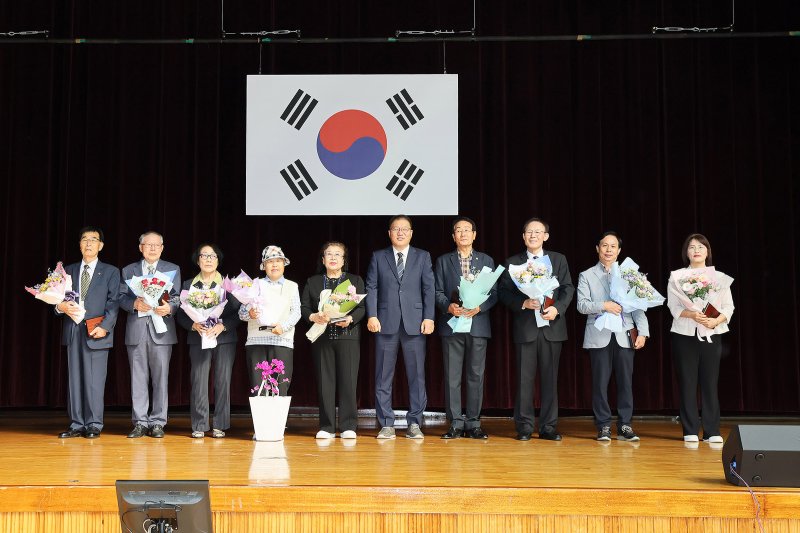 [창원=뉴시스] 강경국 기자 = 장금용 경남 창원시장 권한대행이 22일 진해문화센터 실내체육관에서 열린 제29회 노인의 날 진해지회 행사에서 표창 수상자들과 기념촬영을 하고 있다. (사진=창원시청 제공). 2025.10.22. photo@newsis.com *재판매 및 DB 금지