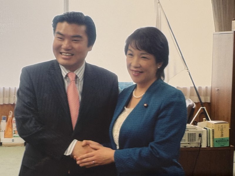 [서울=뉴시스] 원유철 전 미래한국당 대표와 다카이치 사나에 일본 신임 총리. (사진=원유철 전 미래한국당 대표 페이스북) *재판매 및 DB 금지