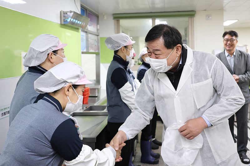 김종훈 동구청장이 22일 오전 7시 화진초등학교에서 정혜경 국회의원, 학교비정규직 노조 관계자들과 함께 친환경 급식 현장체험을 하고 있다. 울산 동구 제공