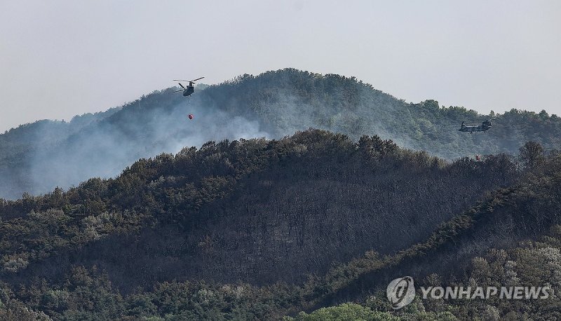 지난 4월 대구 산불 진화에 동원된 군헬기 (출처=연합뉴스)