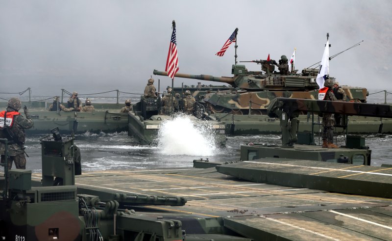 지난 3월 20일 경기도 연천군 임진강 일대 석은소 훈련장에서 열린 한미 연합 제병협동 도하훈련에서 미군 RBS가 K1E1전차의 도하를 지원하고 있다.뉴스1