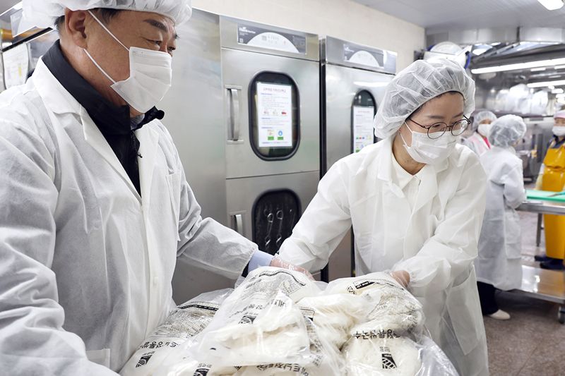 울산 동구 화진초등학교에서 친환경 급식 체험 중인 김종훈 울산 동구청장과 진보당 정혜경 국회의원. 울산 동구 제공