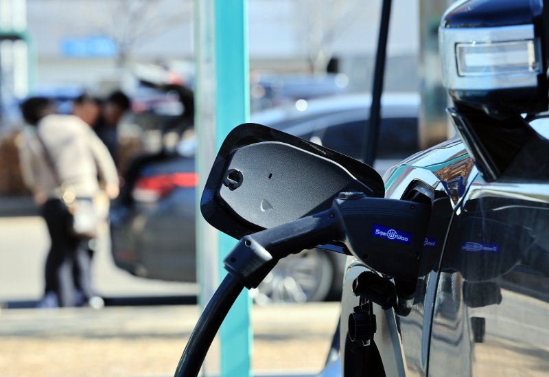 전기차 충전소에 주차된 차량이 충전하고 있다.(사진은 기사와 관련없음)/뉴스1 DB