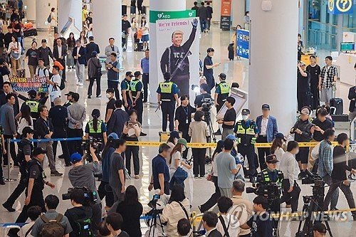 귀국하는 합작 공장 한국인 직원들 (출처=연합뉴스)