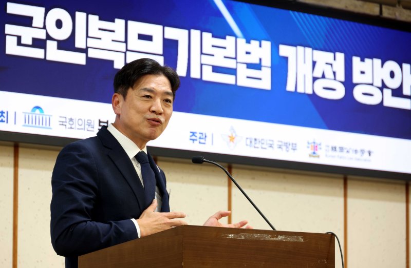 부승찬 더불어민주당 의원이 22일 오후 서울 여의도 국회 의원회관 세미나실에서 열린 군인복무기본법 개정 토론회에서 개회사를 하고 있다. 뉴시스