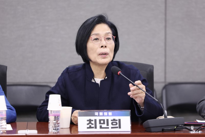 [서울=뉴시스] 김명년 기자 = 최민희 국회 과학기술정보방송통신위원장이 22일 오후 서울 여의도 국회 의원회관에서 열린 AI의 등장과 미디어 생태계의 변화 토론회에서 발언하고 있다. 2025.10.22. kmn@newsis.com