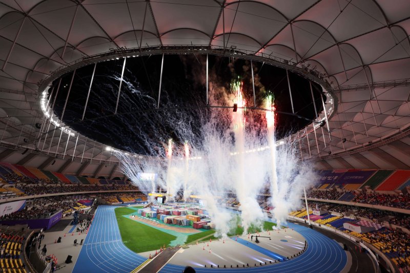 [부산=뉴시스] 하경민 기자 = 제106회 부산 전국체육대회 개회식이 열린 17일 부산 연제구 부산아시아드주경기장에서 개막 축포가 터지고 있다. 25년 만에 부산에서 개최되는 이번 전국체전은 50개 종목(정식 48, 시범 2)에 18개국 해외동포 선수단(1527명)을 포함한 전국 17개 시·도에서 2만8791명(선수 1만9418명, 임원 9373명)이 참가한 가운데 사격과 승마, 족구, 사이클 도로 등의 종목을 제외한 전 경기가 부산 전역 82곳에서 23일까지 열전에 들어간다. 2025.10.17. yulnetphoto@newsis