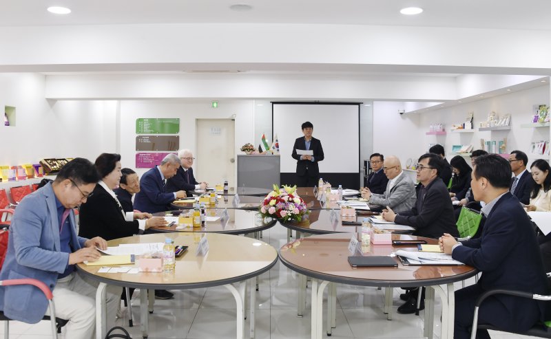 임기근 기획재정부 차관이 10월 22일 오후 서울 금천구 죠이프린라이프를 방문, 장애인 기업 대표 간담회를 진행하고 있다.(사진 : 기재부 제공) 2025.10.22. *재판매 및 DB 금지