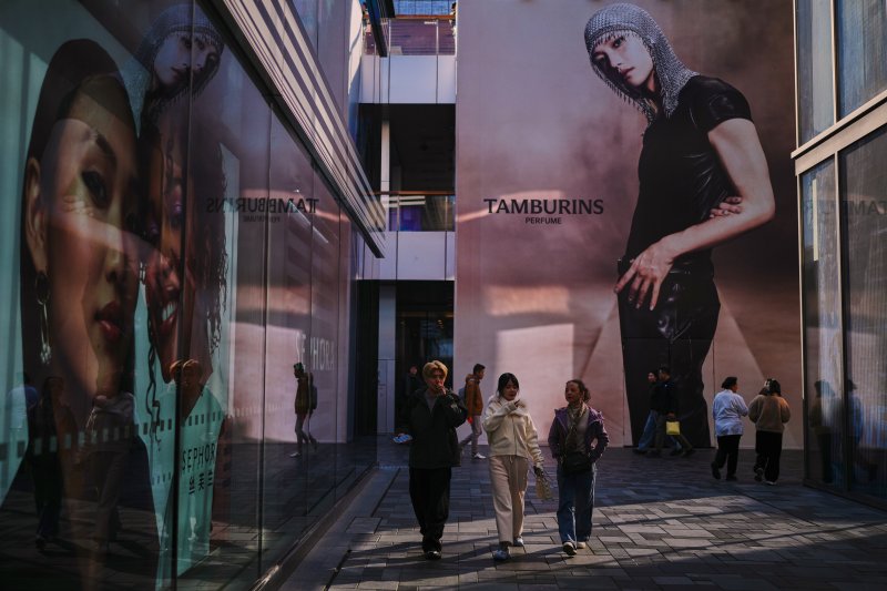 [베이징=AP/뉴시스] 지난 9월 중국 청년층(16~24세) 실업률이 17.7%를 기록하며 전월 대비 1.2%포인트 하락한 것으로 나타났다. 이는 8월 18.9%를 기록한 이후 두 달 만의 하락이다. 21일 베이징의 한 쇼핑몰 인근에서 행인들이 걸어가는 모습. 2025.10.22