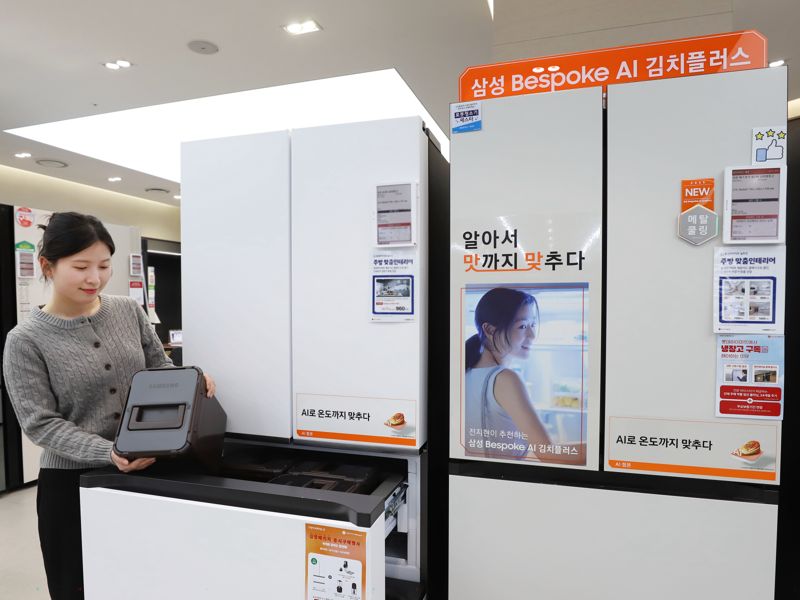 롯데하이마트 모델이 김치냉장고 할인행사 제품을 선보이고 있다. 롯데하이마트 제공