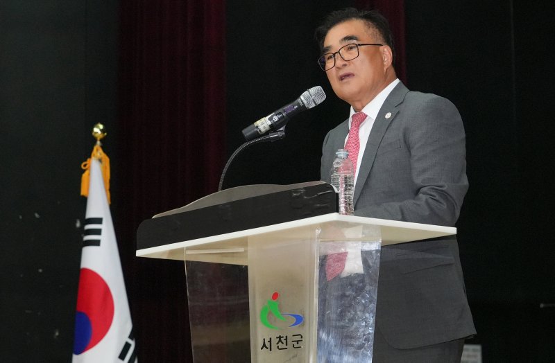 지난 6월 개최된 '닫힌 금강하구에 대한 지속가능한 정책 제안 토론회'에서 서천군 입장을 발표하고 있는 김기웅 서천군수. (서천군 제공. 재판매 및 DB금지) 2025.10.22./뉴스1